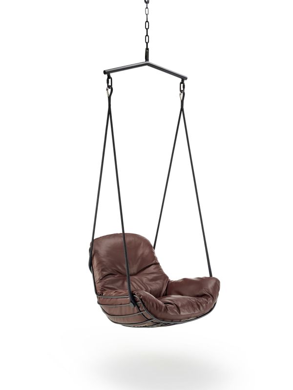 Leyasol Lounge Schwingsessel mit braunem Lederbezug, hängend an einer Kette. Gemütlicher Hängesessel für entspannte Stunden.